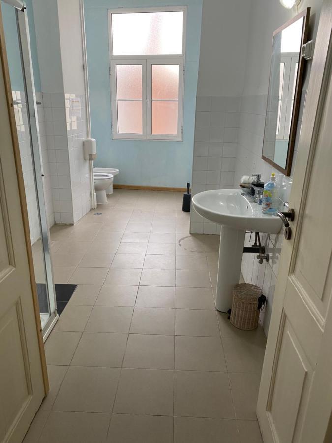 Nature Chiado 2- Cozy Little Double Room With Shared Bathroom Lisbona Esterno foto